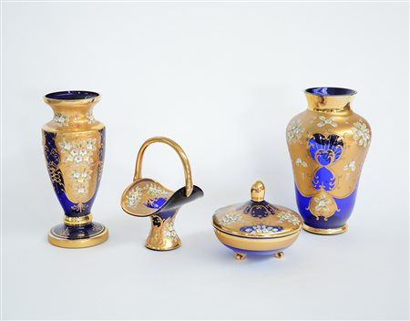 Lotto composto da due vasi, una ciotola con coperchio e un'alzatina in vetro...