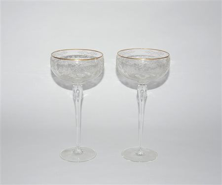 Due grandi calici decorati a rose con bordi dorati (h cm 30)