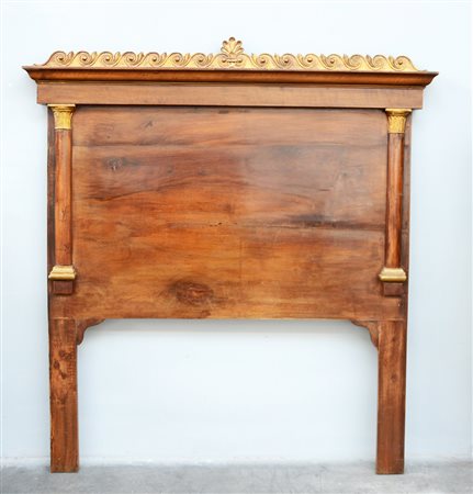 Testata da letto singolo decorata con colonnine e sommità con modanatura a...