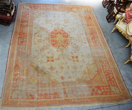 Grande tappeto fondo beige (difetti)