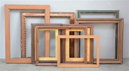 Gruppo di nove cornici di fatture e dimensioni differenti (difetti)