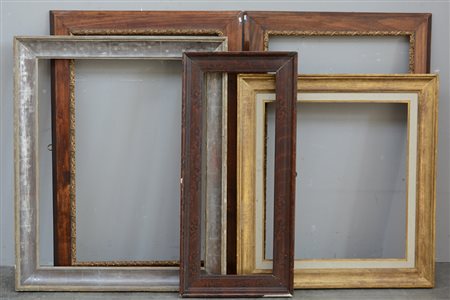 Gruppo di cinque cornici di fatture e dimensioni differenti (difetti)