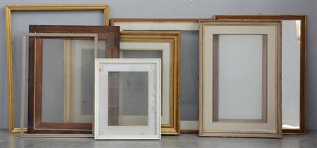 Gruppo di otto cornici di cui una con specchio, di fatture e dimensioni...