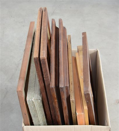 Cartone contenente numerose cornici di fatture e dimensioni differenti (difetti)