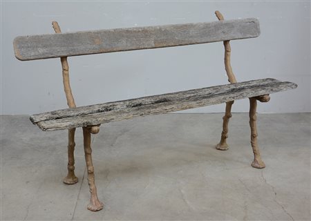 Panchina con struttura in ghisa verniciata simulante tronchi, seduta e...