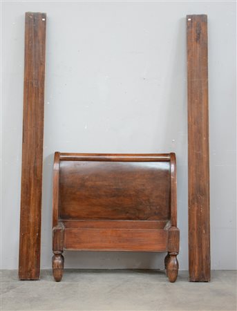 Letto singolo con testata ricurva e piedi torniti, completo di sponde, sec....