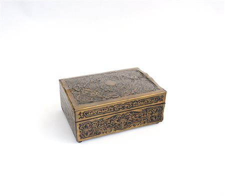 Scatola portagioie in stile Boulle con intarsi in ottone su finta tartaruga...