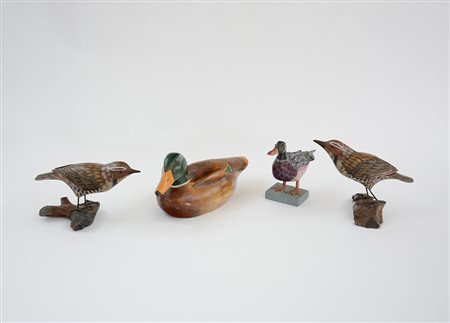 Lotto composto da quattro sculture raffiguranti volatili in legno decorato in...