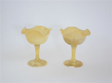 Manifattura del sec. XX. Coppia di alzate in alabastro a bordo frastagliato...