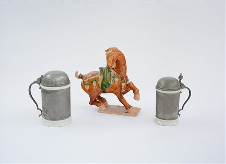 Lotto composto da due boccali da birra in peltro e ceramica e una scultura in...