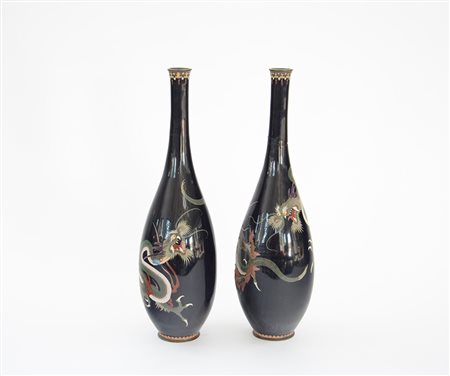 Coppia di vasi a bottiglia in metallo cloisonné decorati su fondo blu (gravi...