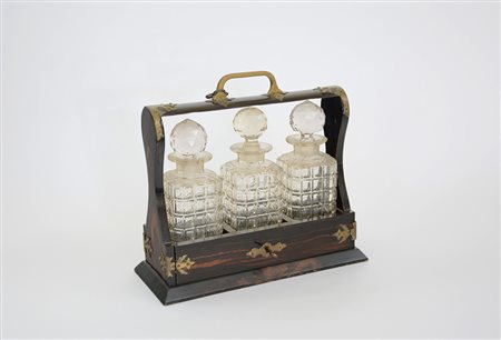 Tantalus in legno con tre bottiglie in cristallo. Inizio sec XX