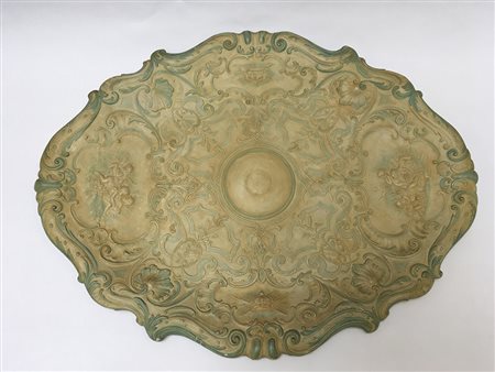 Arte del sec. XIX. Grande vassoio in gesso decorato in policromia a rilievo a...