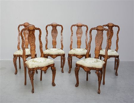 Gruppo di sei sedie con schienale traforato e intarsiato in legni vari a...