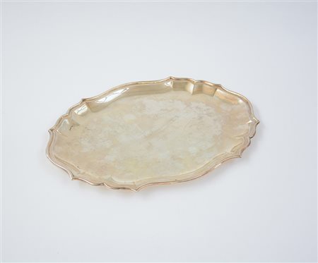Vassoio in argento di forma ovale mistilinea. Italia, metà sec. XX (cm 37x26)...