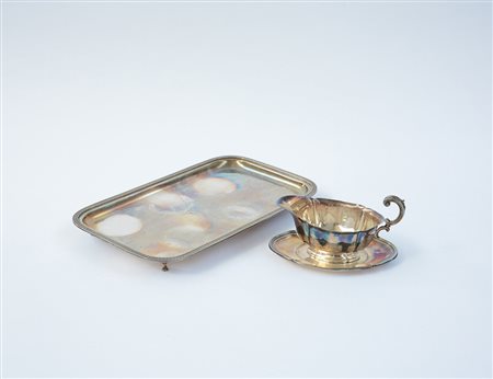 Lotto in argento composto da un vassoio rattangolare e salsiera. Italia, sec....