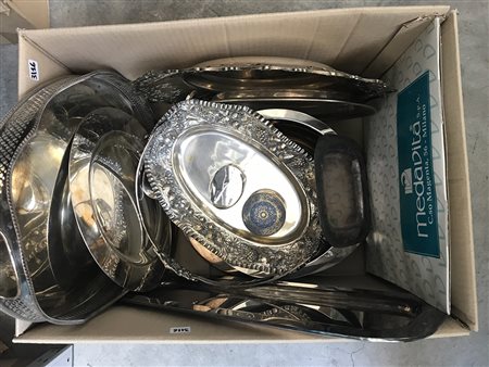 Lotto composto da numerosi oggetti in metallo e metallo argentato di diversa...