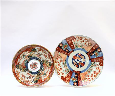 Due piatti in porcellana stile Imari decorati con motivi floreali, uno con...