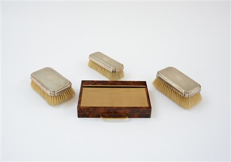 Lotto composto da tre spazzole in lamina d'argento e una scatola...