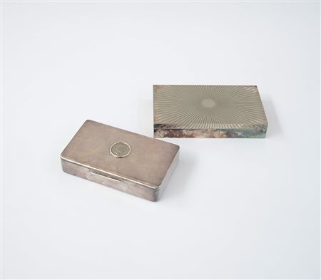 Lotto di due scatole di forma rettangolare di cui una in argento e l'altra in...