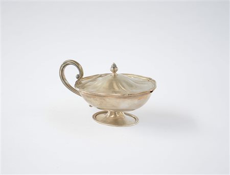 Formaggera in argento di forma ovale con manico ad ansa. Alessandria, metà...