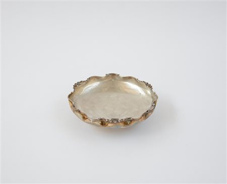 Alzatina in argento di forma circolare con bordo sagomato. Alessandria, metà...