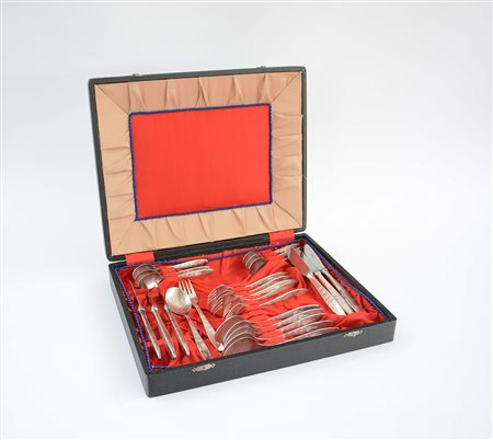 Servizio di posate per sei persone in metallo argentato. In custodia