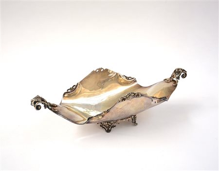 Centrotavola in argento di forma ovale sagomata con applicazione fogliata....