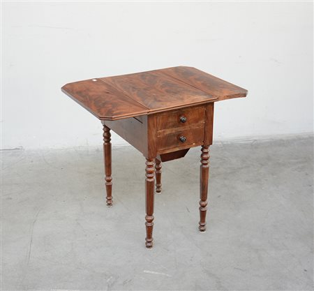 Tavolo da lavoro ad alette in noce ad un cassetto sottopiano con gambe...