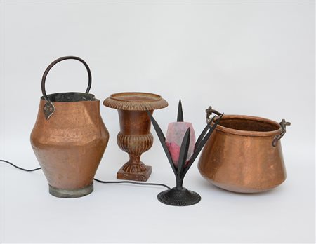 Lotto composto da una base per lampada e tre vasi in rame metallo (difetti e...