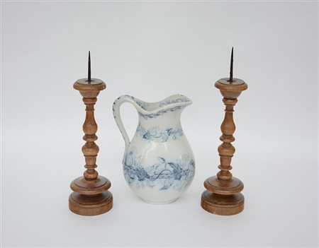 Lotto composto da una coppia di candelieri in legno tornito e una brocca in...