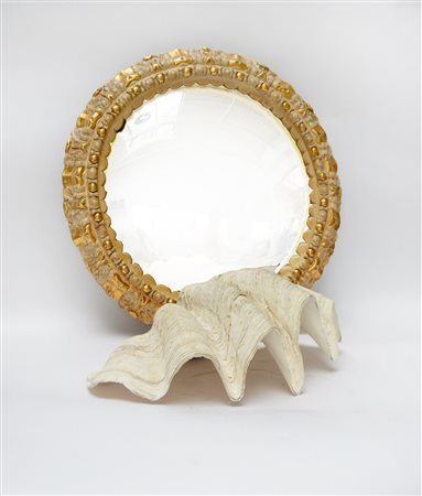 Lotto composto da una grande conchiglia e uno specchio di forma tonda in...