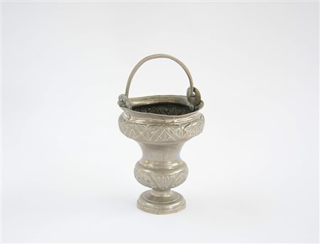 Antico secchiello in metallo sbalzato a motivi geometrici (h. cm 21)