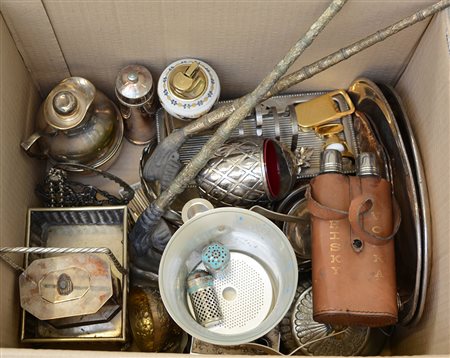 Cartone contenente numerosi oggetti in metallo principalmente per la tavola...