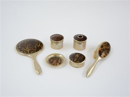 Servizio da toilette in metallo argentato e finta tartaruga. Composto da tre...