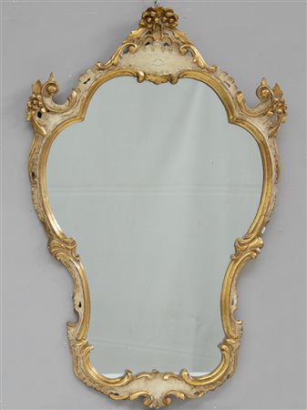 Specchiera di gusto rocaille in legno intagliato, laccato e dorato, sec. XX...