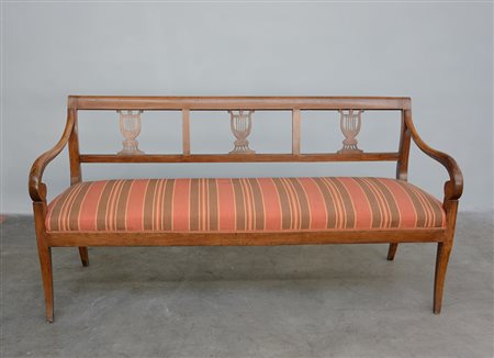 Divano a tre posti in noce con schienale decorato a lira e motivi traforati....