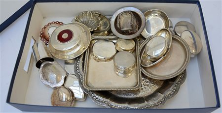 Scatola contenente numerose bomboniere in argento e metallo argentato (gr...