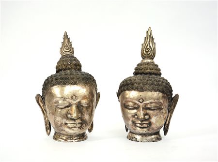 Manifattura orientale. Lotto composto da due teste di buddha in metallo color...
