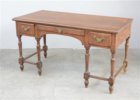 Tavolo scrittoio in rovere a tre cassetti sottopiano con gambe tornite...