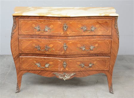 Comò a tre cassetti di forma mossa lastronato in noce con intarsi floreali e...