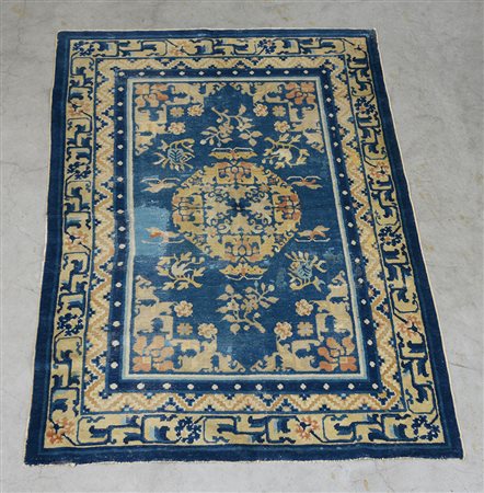 [Tappeti] Tappeto Pechino, Cina, fine sec. XIX. Disegno a medaglione rotondo...