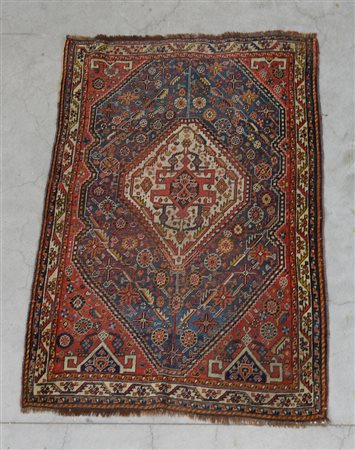 [Tappeti]Tappeto Shiraz, Persia, fine sec. XIX. Disegno a medaglione bianco...