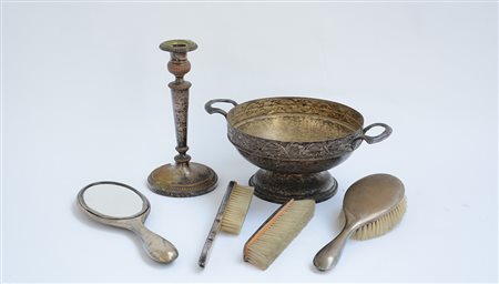 Lotto composto da una parte di servizio da toilette in argento e due oggetti...