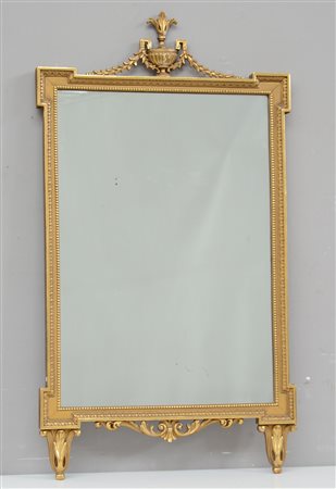 Specchiera rettangolare in legno intagliato, laccato e dorato, con cimasa a...