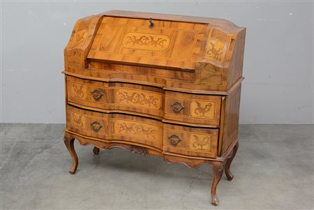 Piccola ribalta a due cassetti lastronata in noce con filettature a...