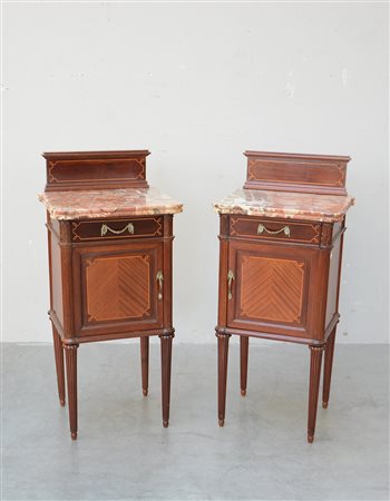 Coppia di comodini ad un'anta e un cassetto con fronte e fianchi filettati....