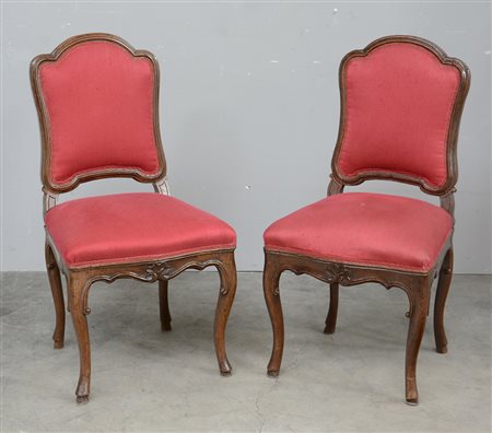 Coppia di sedie in noce con schienale sagomato. Fascia e gambe mosse...