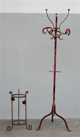 Lotto composto da un attaccapanni in ferro battuto a tre grucce con...