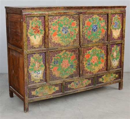 Credenza a quattro ante decorata sul fronte in policromia a rami fioriti,...